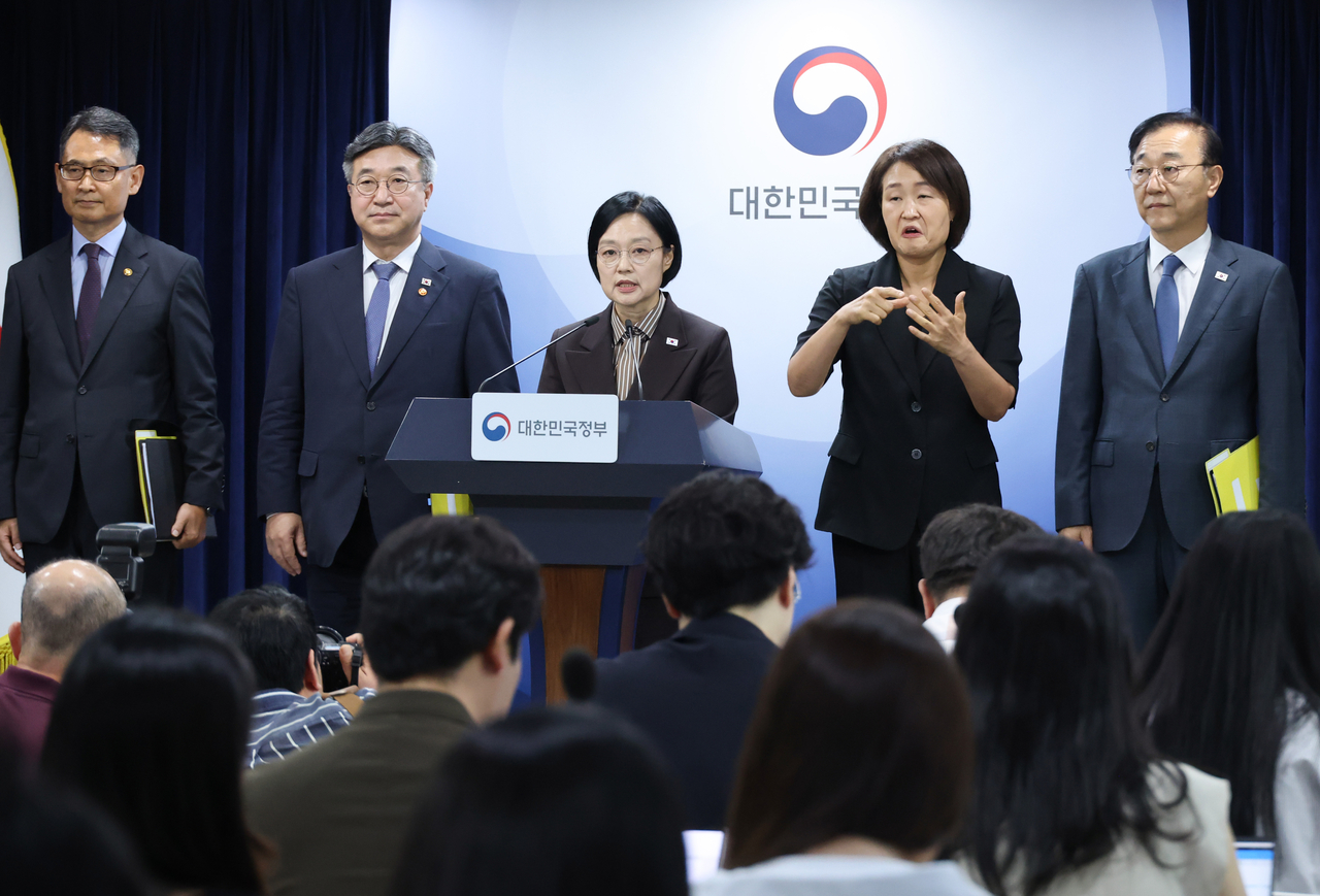 Prime Minister Han Seong-sook speaks at a press briefing on the relocation of government and public institutions and public-sector restructuring at Government Complex Seoul in Jongno-gu, central Seoul, Thursday. (Yonhap)