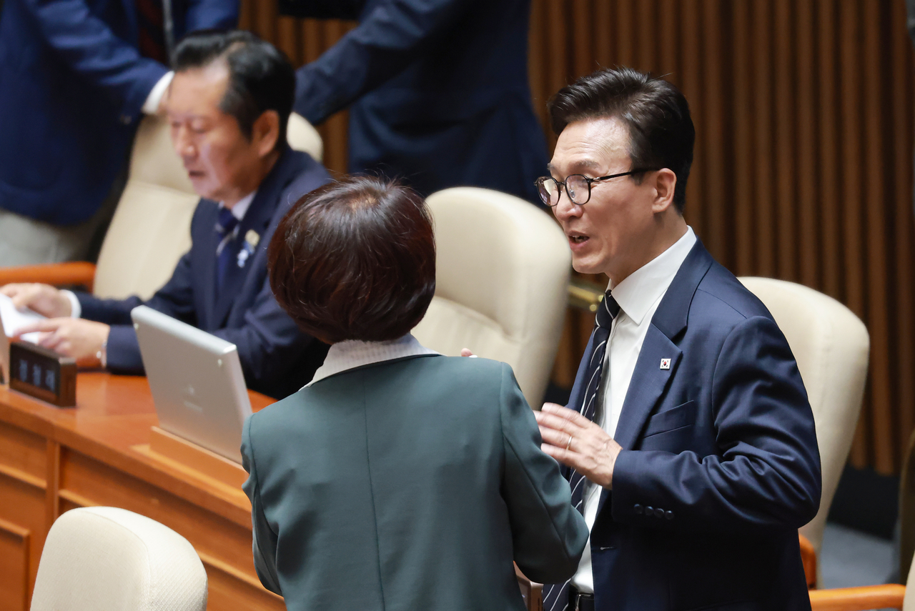 김민석(오른쪽) 더불어민주당 대표와 한정애 사무총장이 3일 국회에서 열린 정기국회 2차 본회의에서 대화하고 있다. [연합]