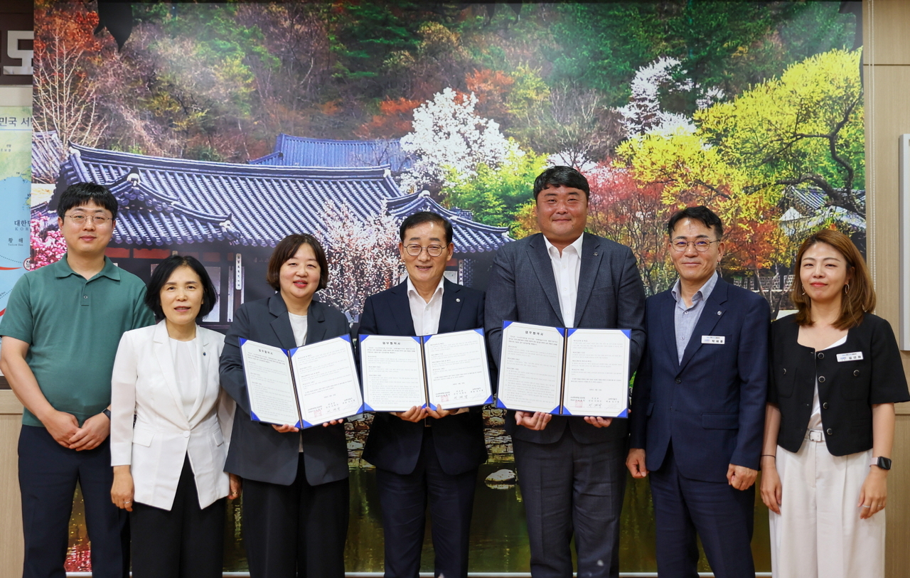 쏠비치 진도가 지난달 19일 진도군, 보배야놀자와 맺은 ‘지역관광 활성화 및 상생협력을 위한 3자 업무협약’ 체결식에서 (왼쪽 세 번째부터) 쏠비치 진도 방혜은 총지배인, 이재각 진도군수, 보배야놀자 영어조합법인 김시흥 대표가 기념사진을 촬영하고 있다. [소노인터내셔널 제공]