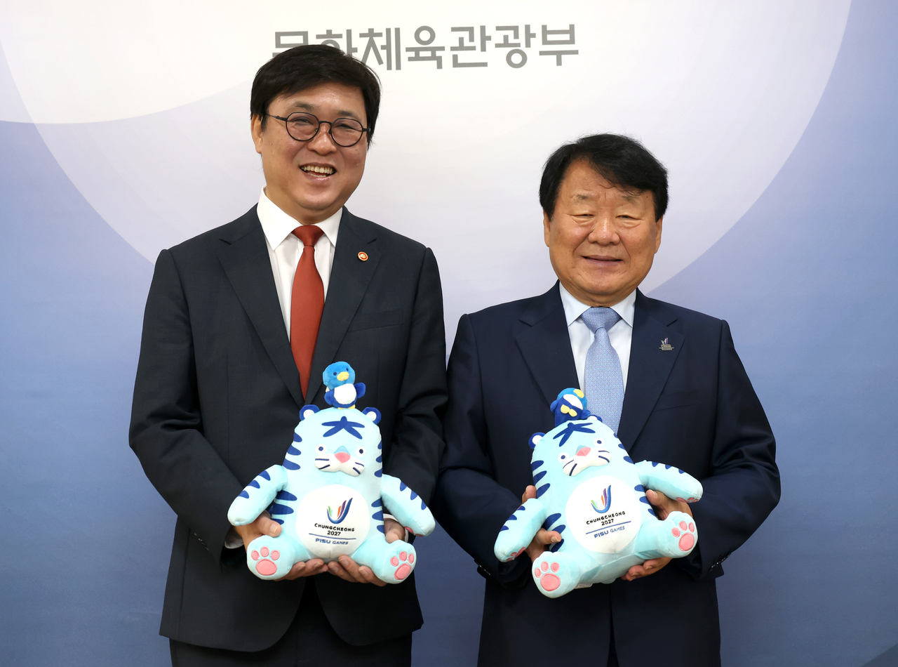 Minister Choi Hwi-young and Yom Hong-chul, chairman of the organizing committee for the 2027 Chungcheong Summer World University Games, pose for a photo at the appointment ceremony on Thursday.