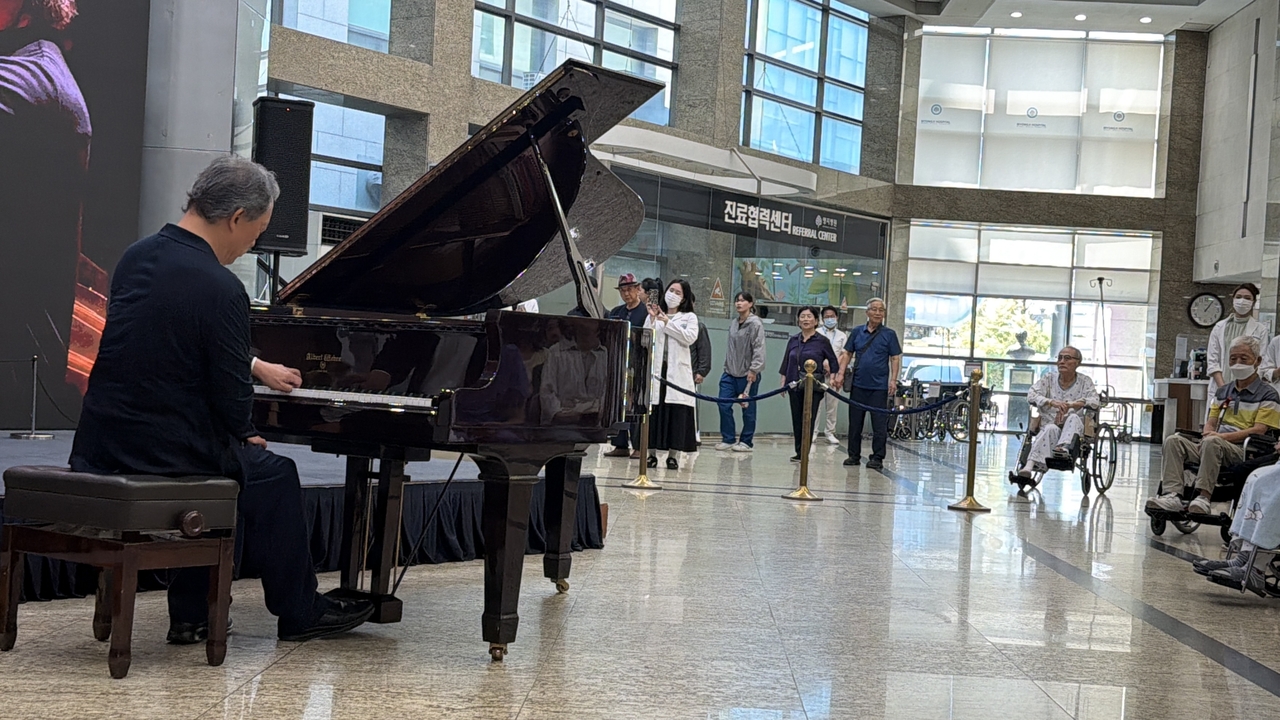 Conductor Chung Myung-whun performs for patients and staff at Myongji Hospital in Goyang, Gyeonggi Province, Thursday. (Park Ga-young/The Korea Herald)