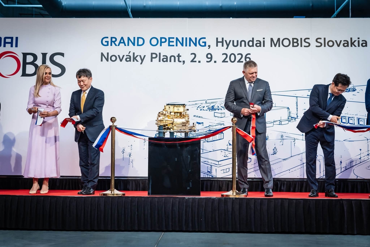 Hyundai Mobis President Lee Kyu-seok (second from left) and Slovak Prime Minister Robert Fico cut a ribbon at the inauguration ceremony for the Hyundai Mobis Novaky factory on Wednesday (local time). [Provided by the Government of the Slovak Republic via official Facebook]