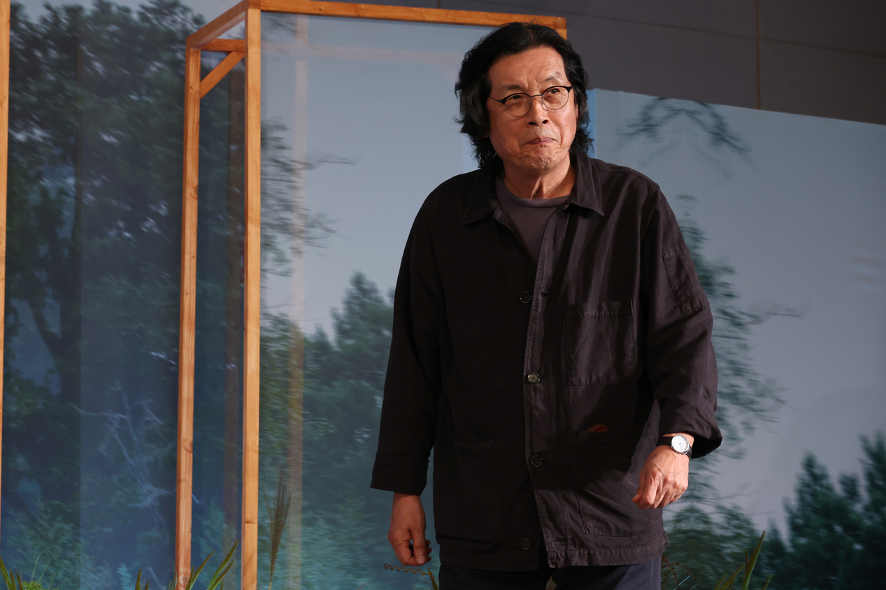 This Aug. 25, file photo shows Korean filmmaker Lee Chang-dong attending a press conference in Seoul for the film "Possible Love." (Yonhap)