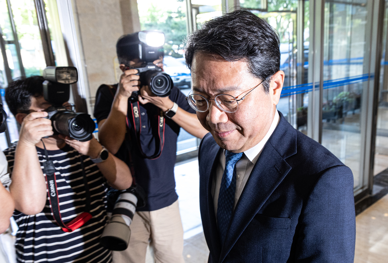 김승원 법무부 장관 후보자가 3일 오전 서울 종로구 적선현대빌딩에 마련된 인사청문회 준비 사무실로 출근을 하고 있다.  윤창빈 기자