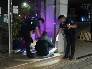 혀 깨무는 주취자 입에 수건 넣어 막다 숨지게 한 경찰·구급대원 ‘무죄’