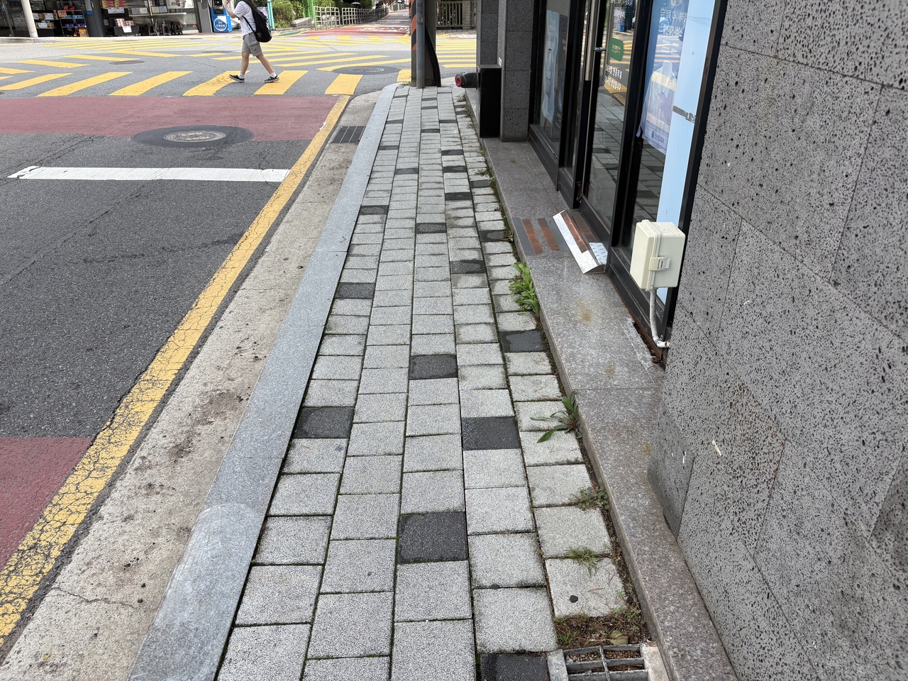 A narrow sidewalk near the intersection of Yangcheon-ro 67-gil. (Yoon Seung-hyun)