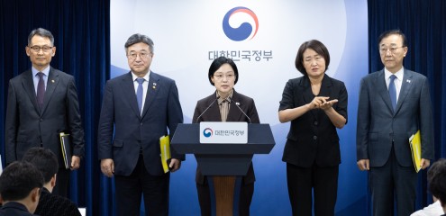 한성숙(가운데) 국무총리가 3일 서울 종로구 정부서울청사에서 중앙행정기관·공공기관 이전 및 공공기관 기능개혁 추진방안을 발표하고 있다. 김윤덕(오른쪽) 국토교통부 장관은 수도권 잔류 최소화를 기본 원칙으로 하는 2차 공공기관 이전 계획을, 윤호중(왼쪽 두번째) 행정안전부 장관은 법무부·성평등가족부의 내년 상반기 세종시 순차 이전 방침을 각각 밝혔다. 윤창빈 기자