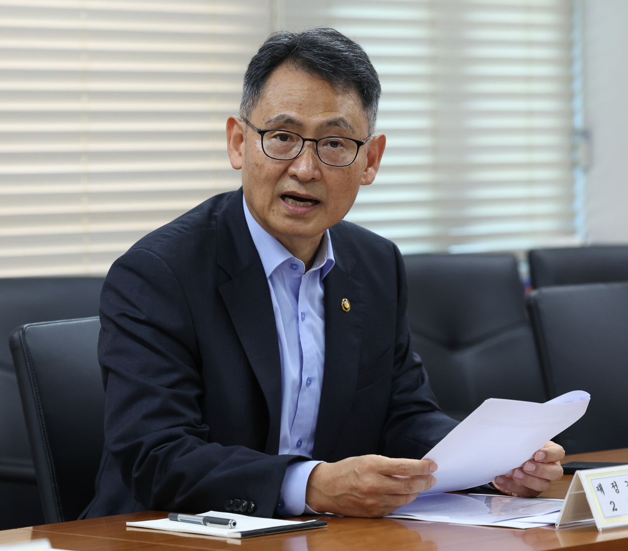 허장 재정경제부 2차관은 3일 정부서울청사에서 비상경제본부회의를 주재하고 거시경제·물가, 에너지 수급, 금융 안정, 민생복지, 해외상황 등 5개 대응반별 대응 상황을 점검했다. [재정경제부 제공]
