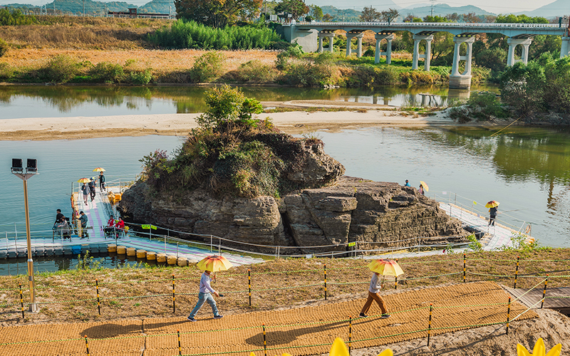 Solbawi (Jeongam Rock) in Uiryeong, where legend holds that three great wealthy figures will be born within a 20-ri radius. [South Gyeongsang Province]
