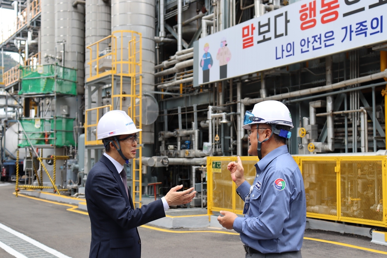황기연(왼쪽) 한국수출입은행장이 2일 전남광주 여수에 위치한 재원산업을 찾아 심성원 대표와 대화를 하고 있다. [한국수출입은행 제공]