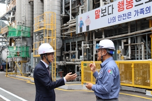 Hwang Ki-yeon, CEO of Korea Mercury Bank, visited Honam to support megaprojects by strengthening the semiconductor ecosystem