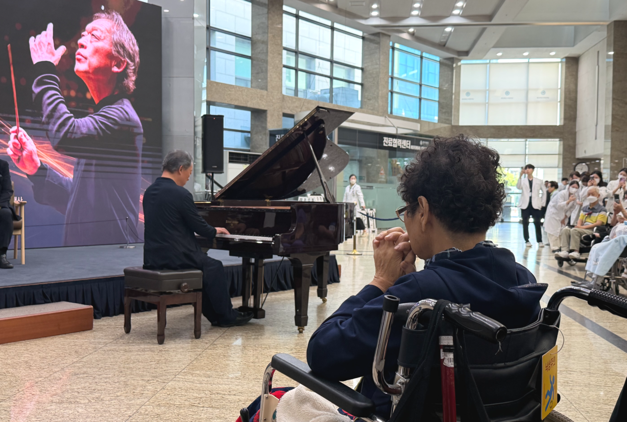 Conductor Chung Myung-whun performs for patients and staff at Myongji Hospital in Goyang, Gyeonggi Province, Thursday. (Park Ga-young/The Korea Herald)