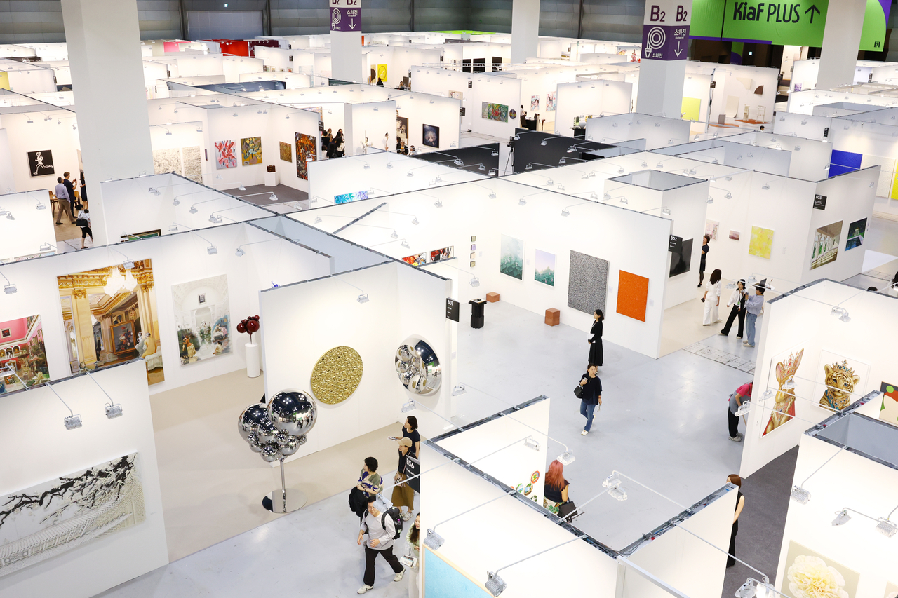 Visitors view works at Frieze Seoul 2026 at Coex in southern Seoul, Wednesday. (Yonhap)