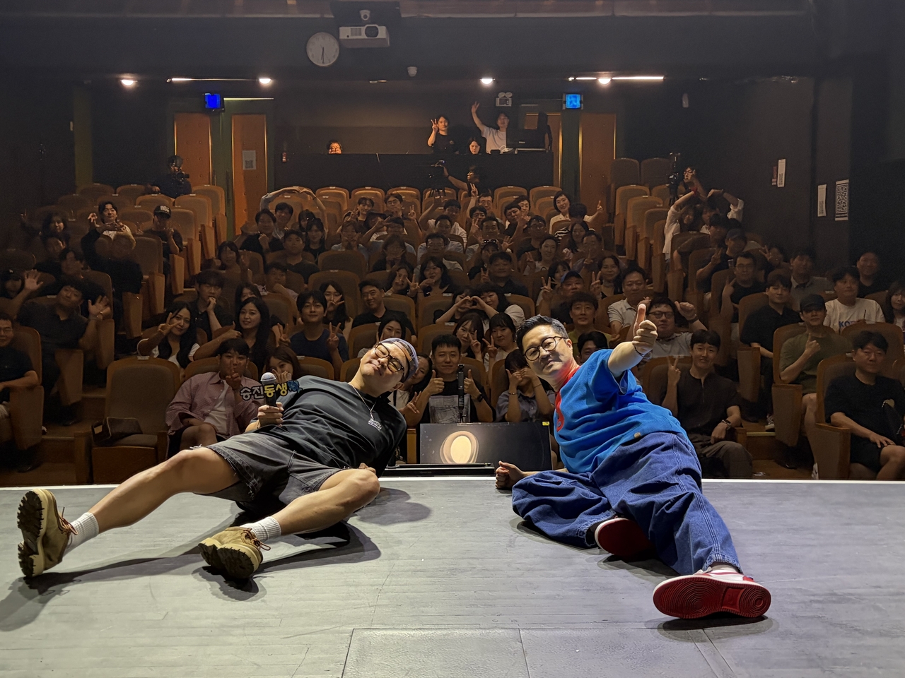 A performance of Jisangnyeol's Agami, a live audience talk show. [LG HelloVision]