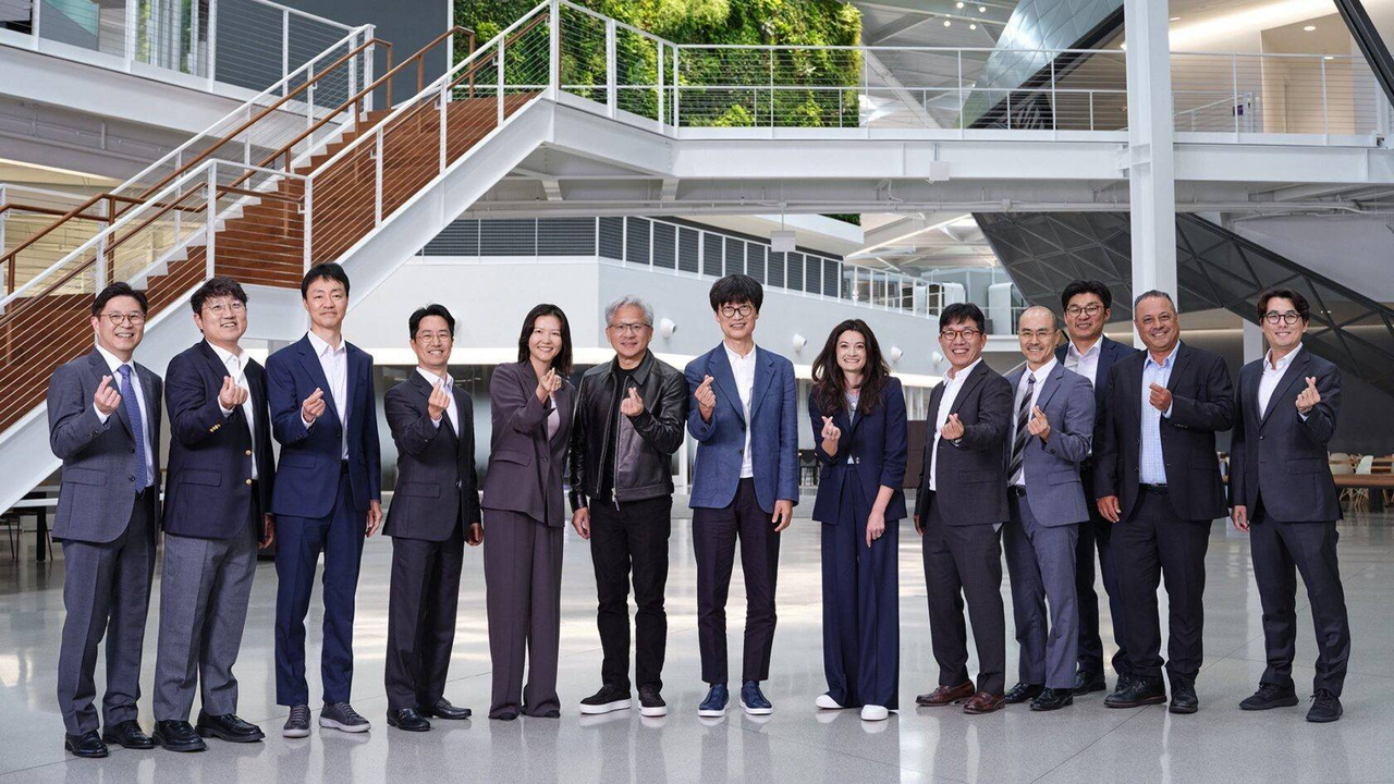 US chip giant Nvidia Corp. Chief Executive Officer Jensen Huang (6th from L) Lee Hae-jin (7th from L), founder and board chair of internet giant Naver Corp. and Naver CEO Choi Soo-yeon (5th from L), pose for a photo at Nvidia's headquarters in Santa Clara, California, on July 25, in this file photo provided by Nvidia. (Yonhap)