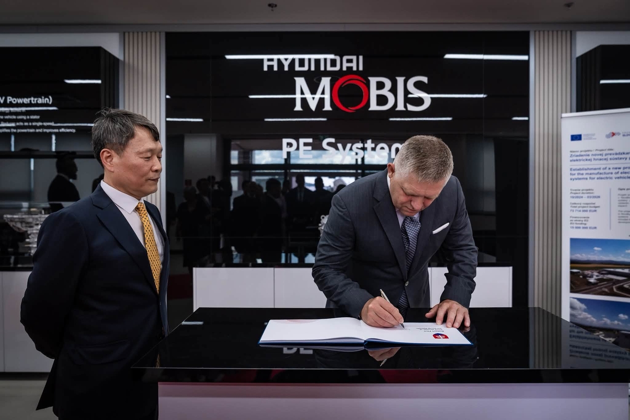 Slovak Prime Minister Robert Fico (right) signs a guest book at the inauguration ceremony for the Hyundai Mobis Novaky factory on Wednesday (local time). [Provided by the Government of the Slovak Republic via official Facebook]