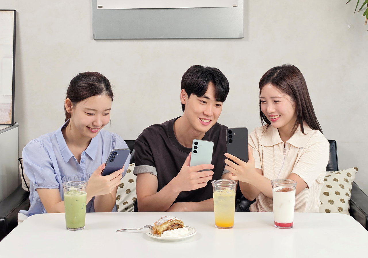 A Samsung Electronics model presents the Galaxy S26 FE, which packs premium features. [Samsung Electronics]