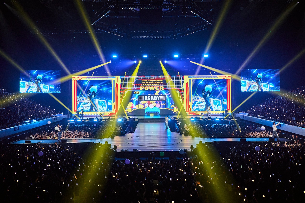 Exo performs "Power" during its "Exo Planet #6 - Exhorizon [dot]" concert in Manila, Philippines, at SM Mall of Asia Arena on July 4 and 5. (SM Entertainment)