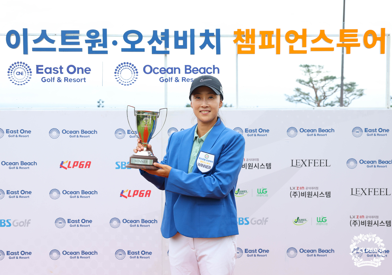 우승 트로피를 들고 포즈를 취한 김보경. [사진=KLPGA]