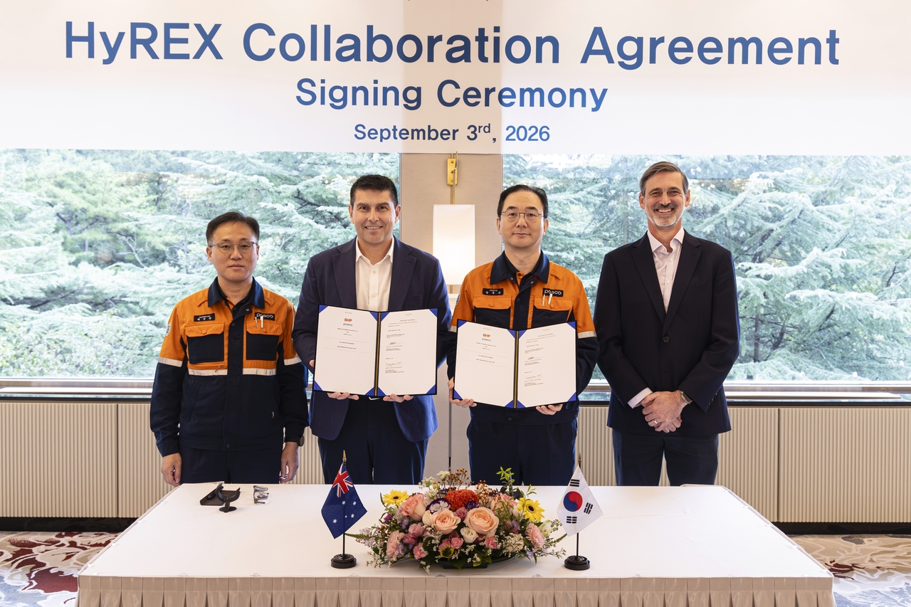 From left: Bae Jin-chan, head of Posco's HyREX Task Force; Ben Ellis, BHP vice president; Um Kyung-keun, head of Posco Research Labs; and Stewart Fethers, BHP general manager (Posco)