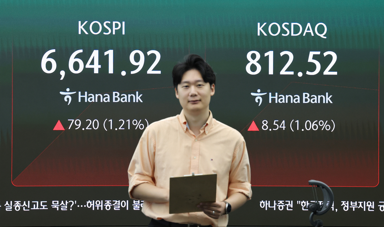 An electronic board showing the Korea Composite Stock Price Index at a dealing room of the Hana Bank headquarters in Seoul on Thursday. (Yonhap)