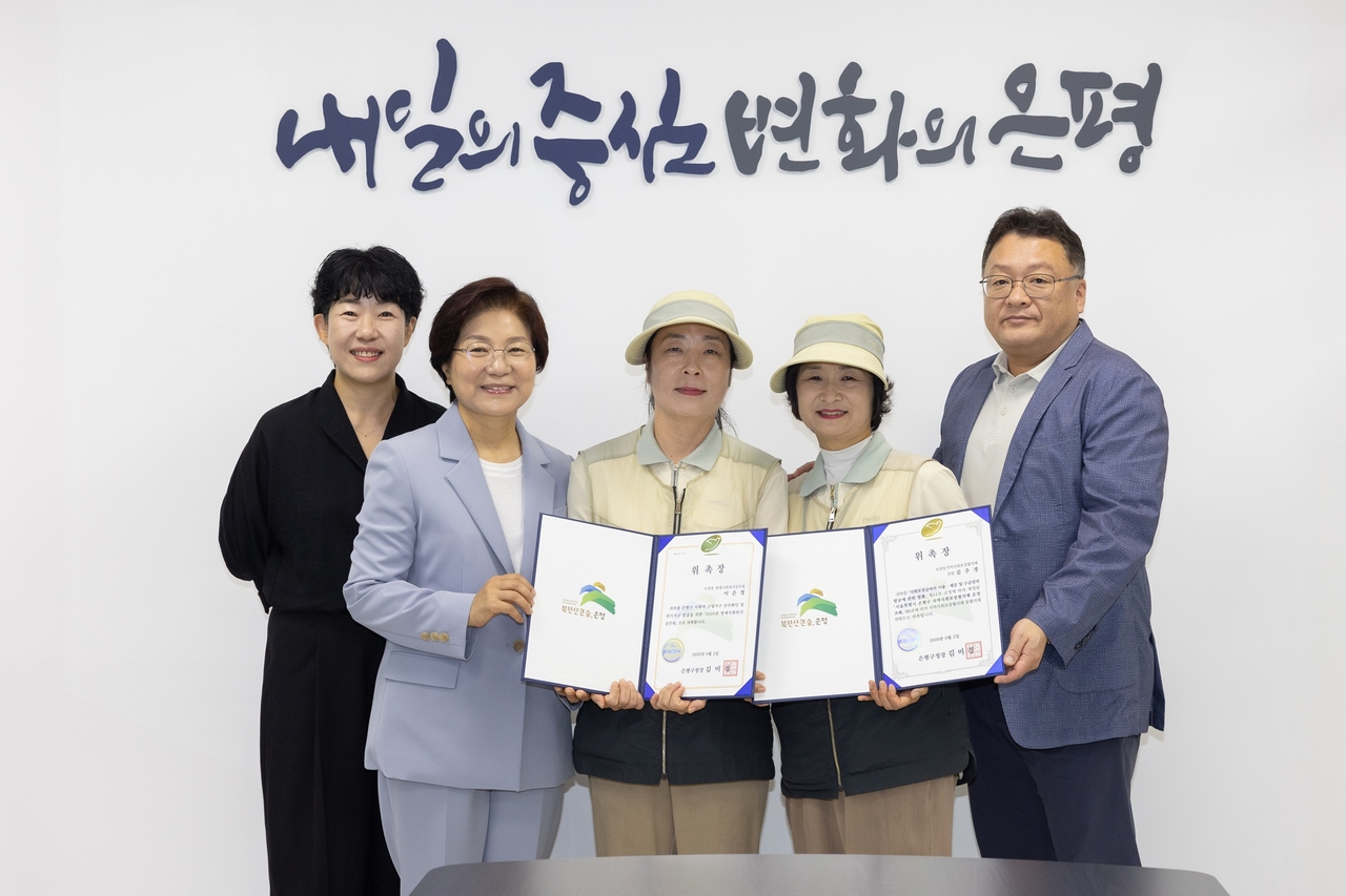 나주현(왼쪽부터) hy 서강영업소장, 김미경 서울 은평구청장, 이은정 hy 프레시 매니저, 김주경 hy 프레시 매니저, 김경훈 hy 강서지점장이 협약식에서 기념촬영을 하고 있다. [hy 제공]