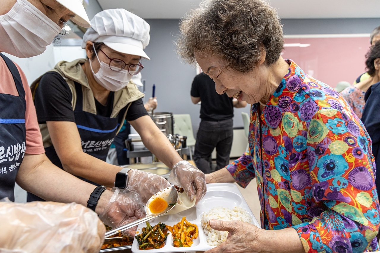 The "Eoreusin Bapsang" senior meal program at Seongsan 2-dong Community Service Center