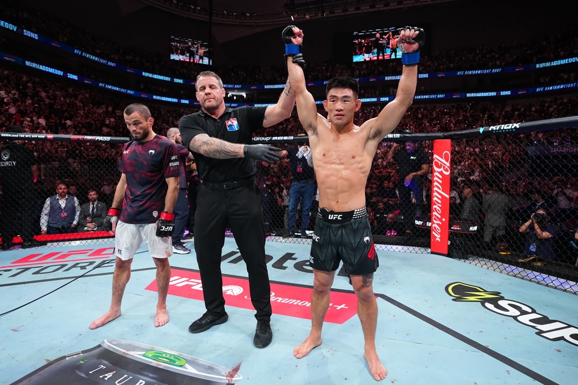 송야동(오른쪽)이 지난 달 29일 UFC 파이트나이트 상하이대회에서 우마르 누르마고메도프에 KO승을 거둔 뒤 승리 판정을 받고 있다. [UFC 제공]