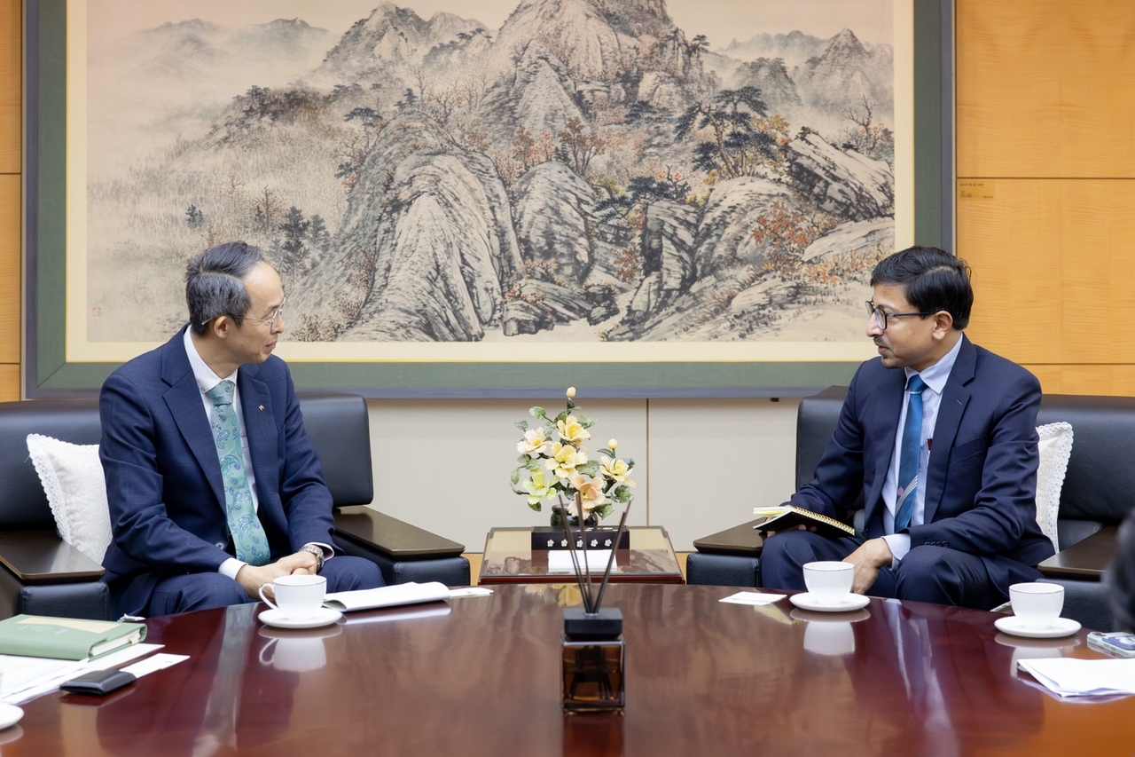Hwang Ki-yeon (left), chairman and CEO of the Export-Import Bank of Korea, meets Gourangalal Das, ambassador of India to the Republic of Korea, at Korea Eximbank's headquarters in Yeouido, Seoul, on Thursday to discuss bilateral economic issues and cooperation in strategic industries. (Korea Eximbank)