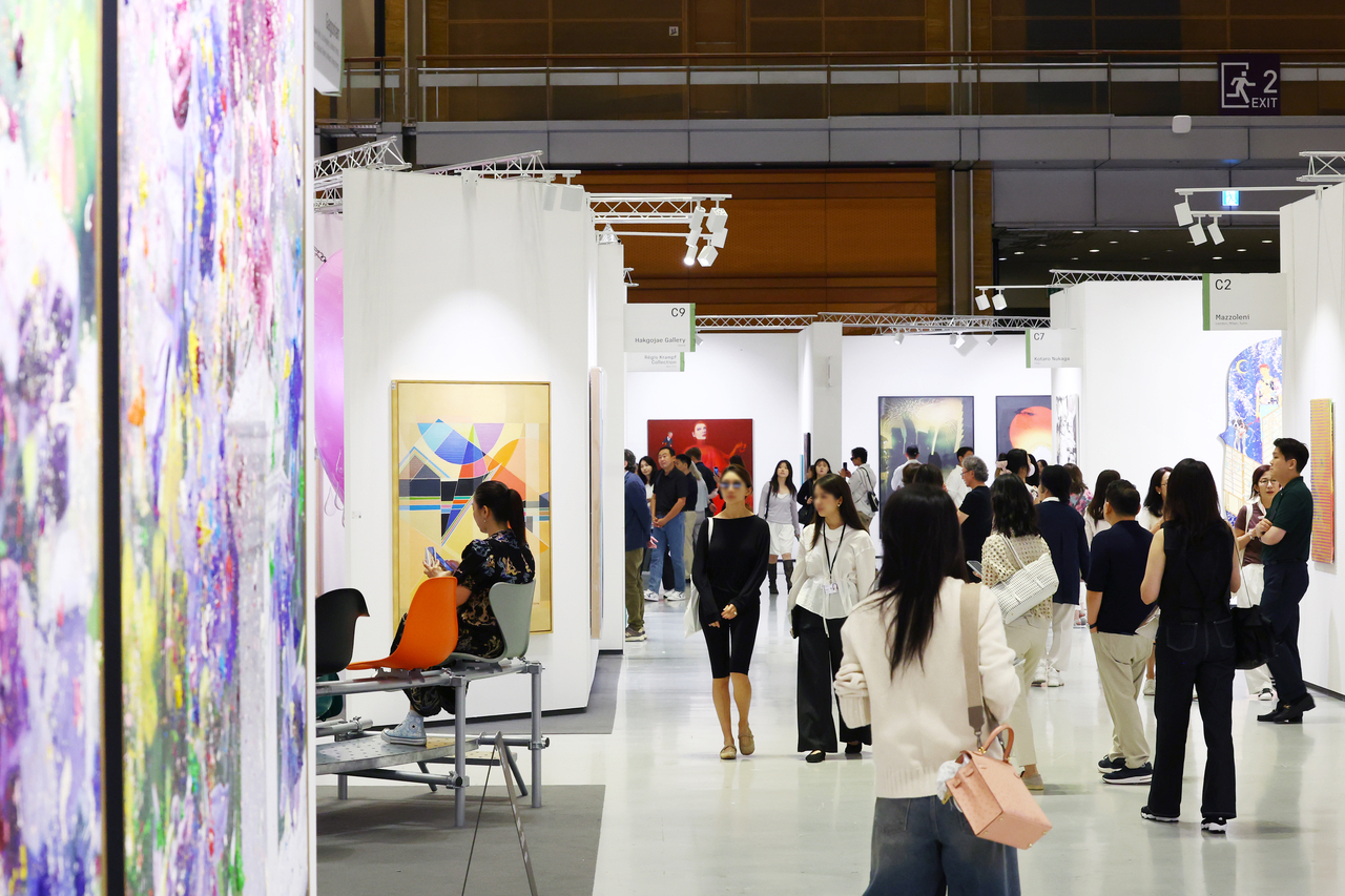 Visitors view works at Frieze Seoul 2026 at Coex in southern Seoul on Wednesday. (Yonhap)