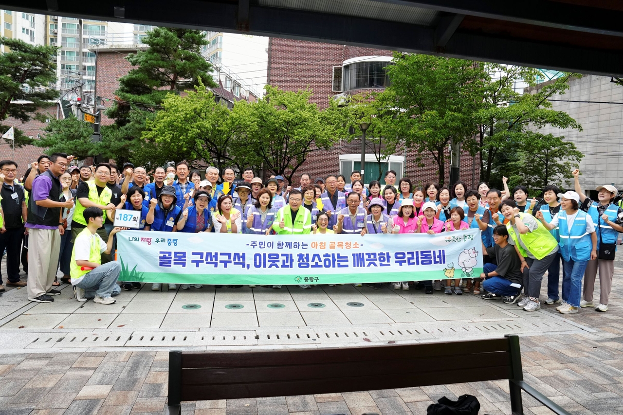 Jungnang-gu District Mayor Ryu Kyung-gi with residents of Sinnae 1-dong.