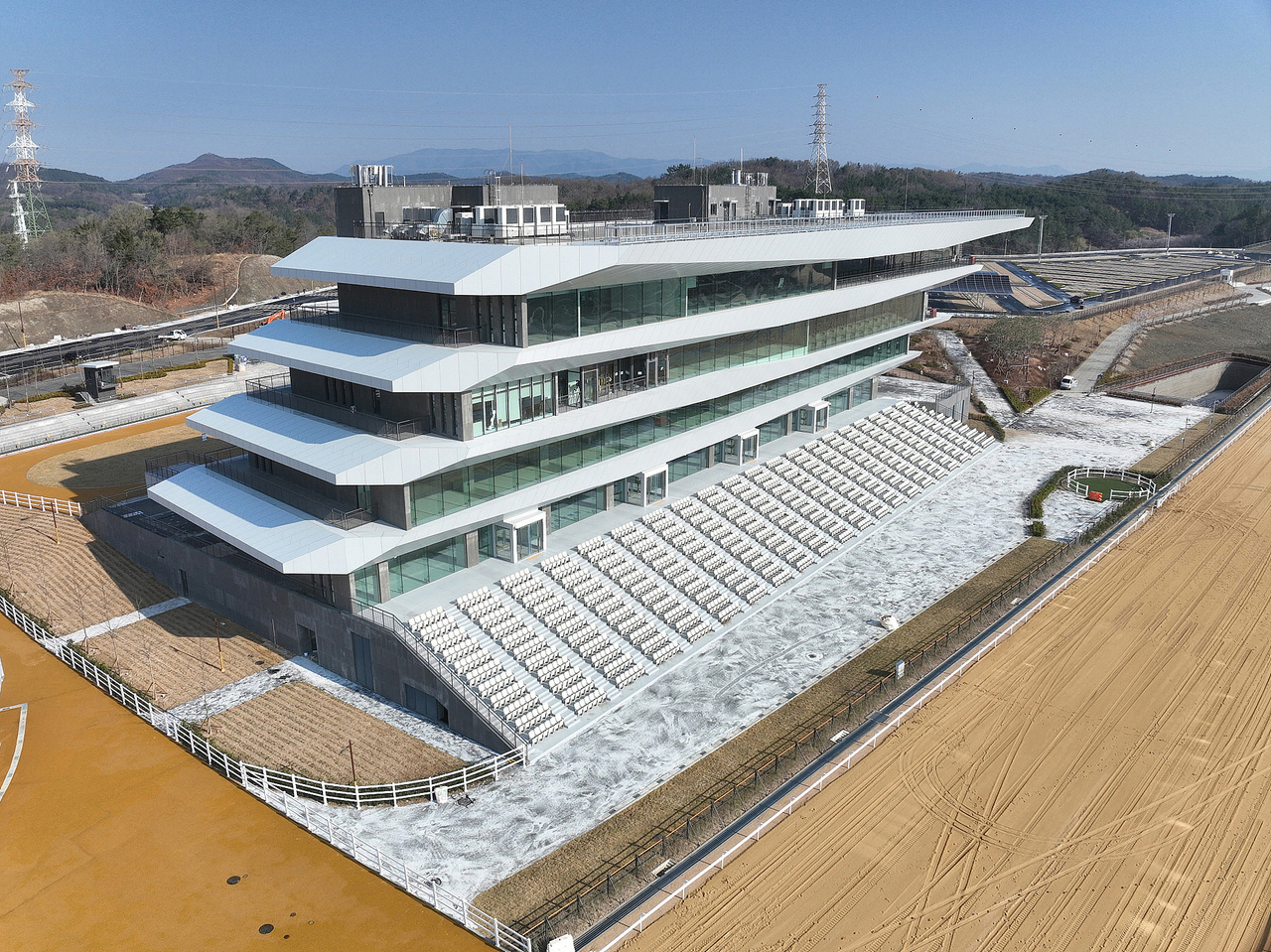 렛츠런파크 영천 관람대 모습.[렛츠런파크 영천 제공]