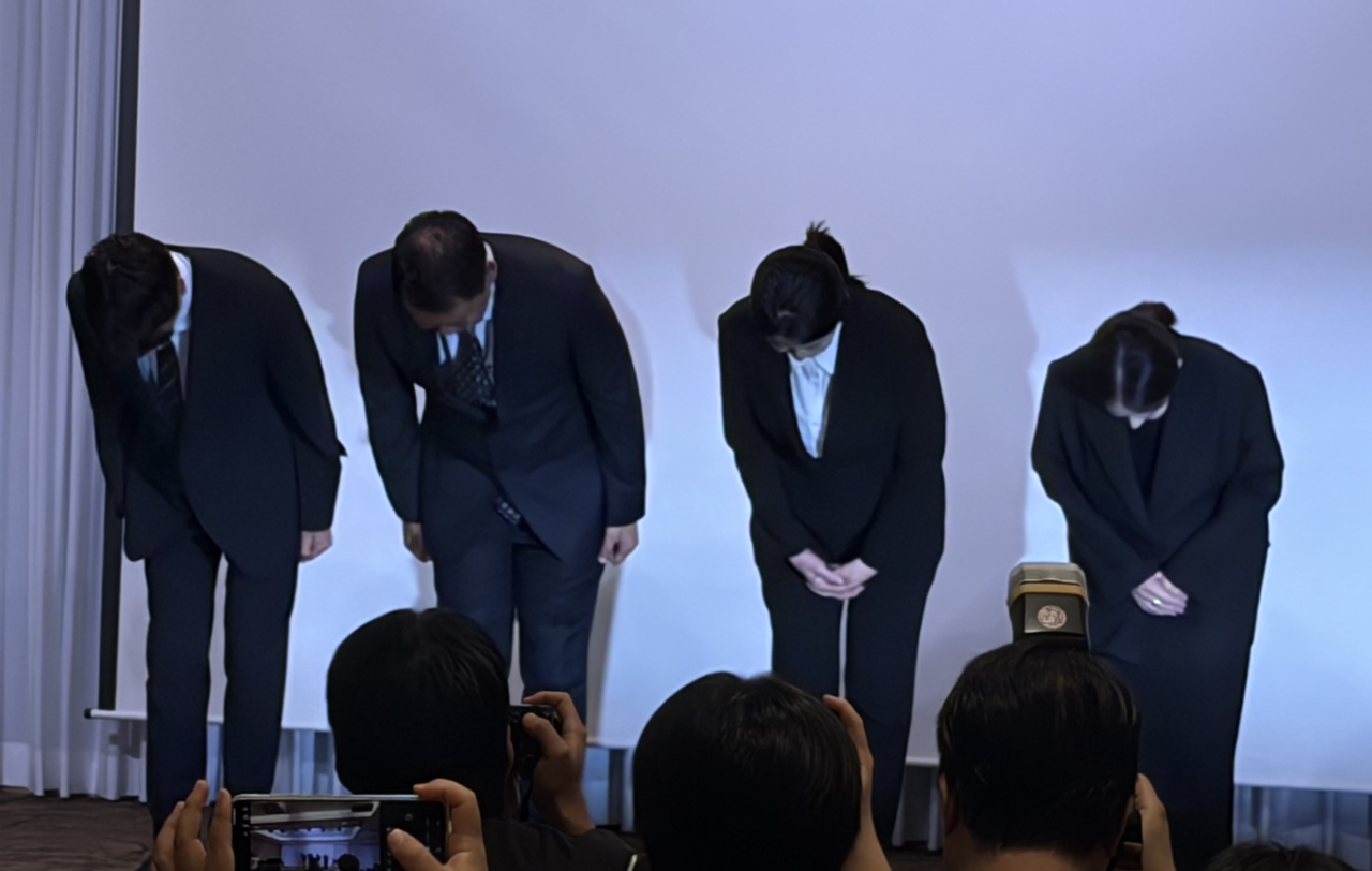 From left, Cho Seong-dae, head of the network technology division; Ko Min-seok, executive vice president for human resources; Tving CEO Choi Joo-hee; and Jang Hyeon-gyeong, head of the business management division, bow in apology at a briefing on the cyberattack held Thursday. [Cha Min-ju]