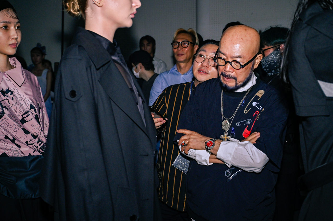 Designer Lie Sang-bong works backstage during his 40th anniversary show at Seoul Fashion Week in Seoul on Tuesday. (SFW)