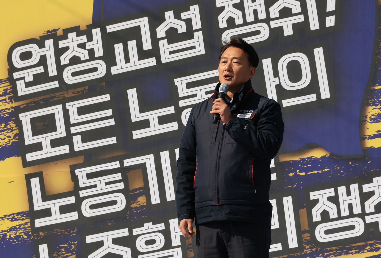 Yang Kyung-su, chairman of the Korean Confederation of Trade Unions, speaks at a rally held on Sejongno in Seoul on the first day the so-called Yellow Envelope Act — an amendment to Articles 2 and 3 of the Trade Union and Labor Relations Adjustment Act — took effect. [Yonhap]