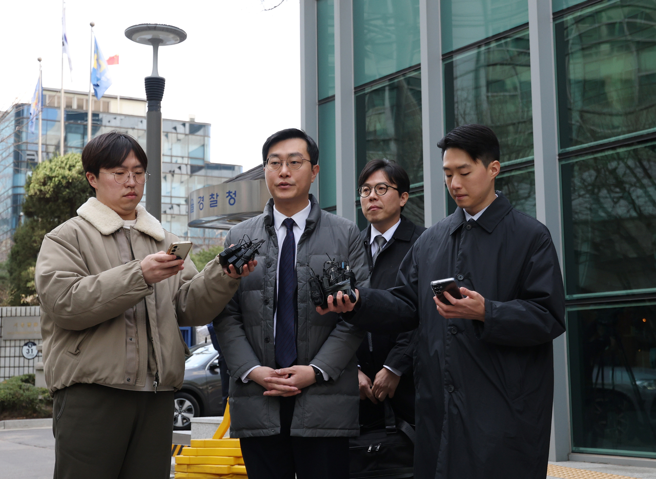 장경태 무소속 의원이 지난 3월 서울 종로구 서울경찰청에서 열린 자신의 성추행 의혹 사건 관련 수사심의위원회에 앞서 입장을 밝히고 있다. [연합]