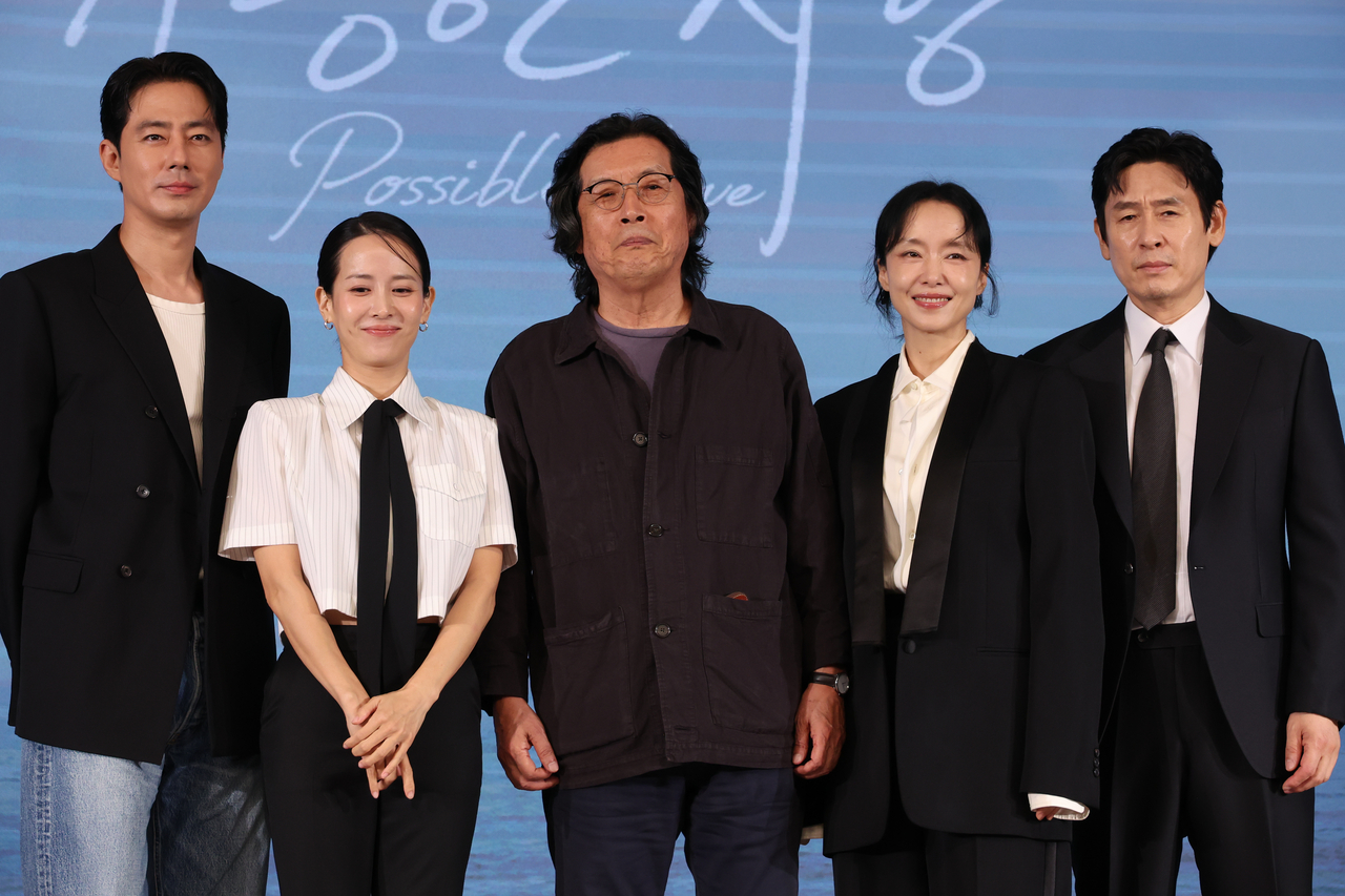 배우 조인성(왼쪽부터), 조여정, 이창동 감독, 전도연, 설경구가 호텔 나루 서울 엠갤러리에서 열린 영화 ‘가능한 사랑’ 제작발표회에서 포즈를 취하고 있다.  [연합]