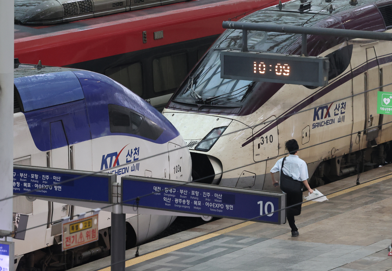 A coupled train stands at Seoul Station on Tuesday, the day Korail and SR completed their merger and launched integrated KTX-SRT operations. [Yonhap]