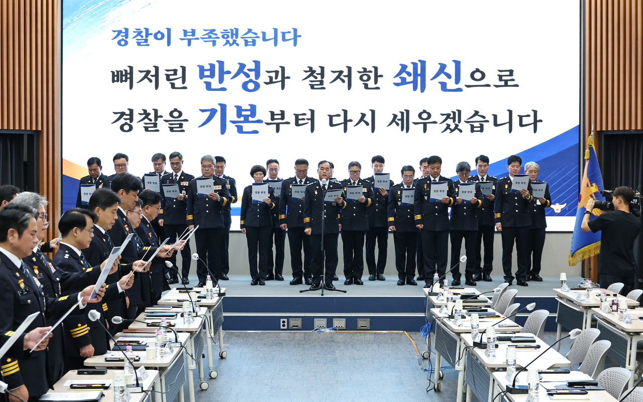 Kim Jong-cheol, the new acting commissioner general of the Korean National Police Agency, recites the Police Charter at a national police command meeting held at the agency's courtyard in Seodaemun-gu, Seoul, on Thursday. [Yonhap]