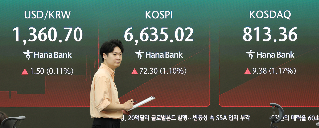 3일 서울 중구 하나은행 본점 딜링룸 전광판에 실시간 원/달러 환율 등이 표시돼 있다. [연합]