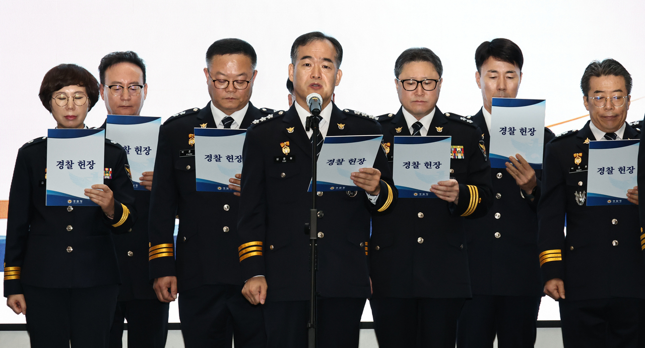 KNPA acting Commissioner General Kim Jong-chul (center) reads the Police Charter during a meeting of 18 regional police chiefs held at the agency's headquarters in Seodaemun-gu, Seoul. (Yonhap)