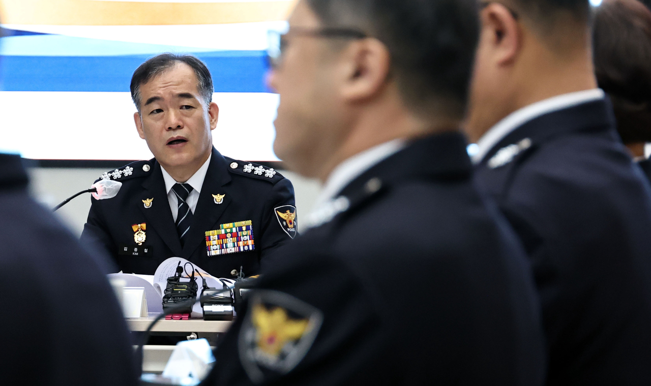 New acting commissioner general of the Korean National Police Agency Kim Jong-chul (first from left) speaks on Thursday during a meeting of 18 regional police chiefs at the KNPA headquarters in Seodaemun-gu, Seoul. (Yonhap)