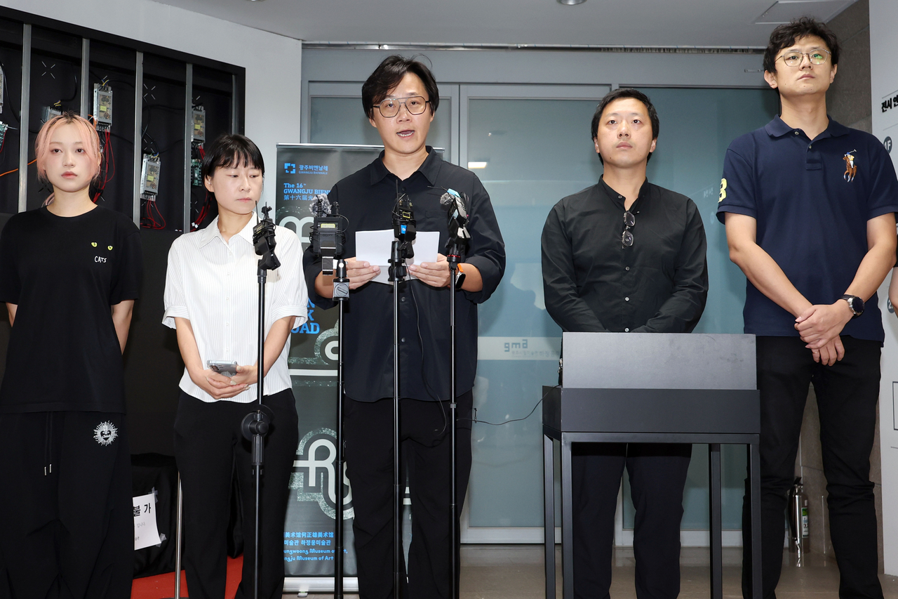 3일 오전 전남광주 서구 광주시립미술관 하정웅미술관에서 열린 기자회견에서 루안 웨라이 중국 국적 큐레이터가 광주비엔날레 중국 파빌리온 전시 철수 입장을 밝히고 있다. <연합뉴스>