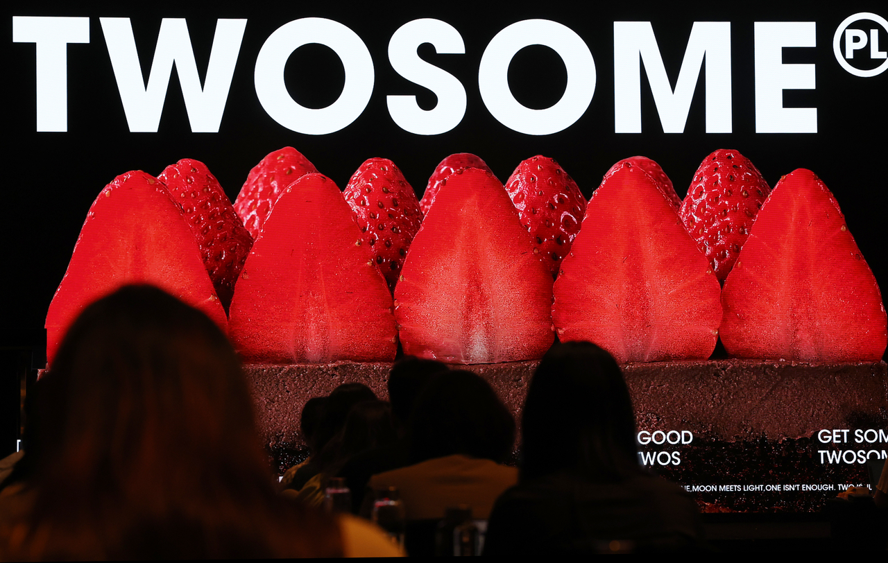An image of Twosome Place’s signature strawberry cake is displayed during a press briefing on the dessert cafe chain’s US market entry at the Conrad Seoul hotel in Seoul on Thursday. (Yonhap)