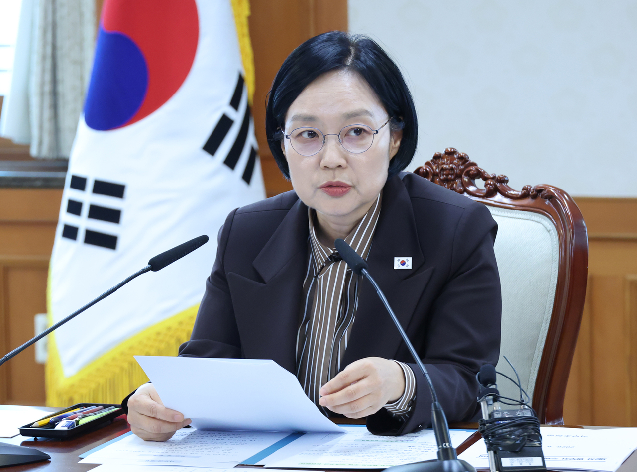 한성숙 국무총리가 3일 서울 종로구 정부서울청사에서 열린 범부처 주택 신속공급 점검회의에서 발언하고 있다. [연합]