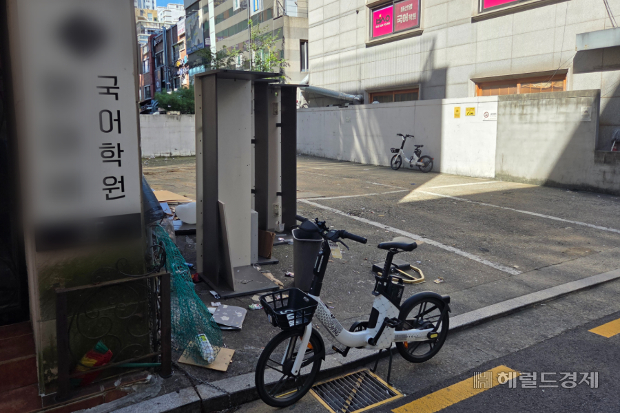 4일 오전 서울 강남구 대치동의 한 학원 앞에 주차된 대여용 전기 자전거. 이영기 기자