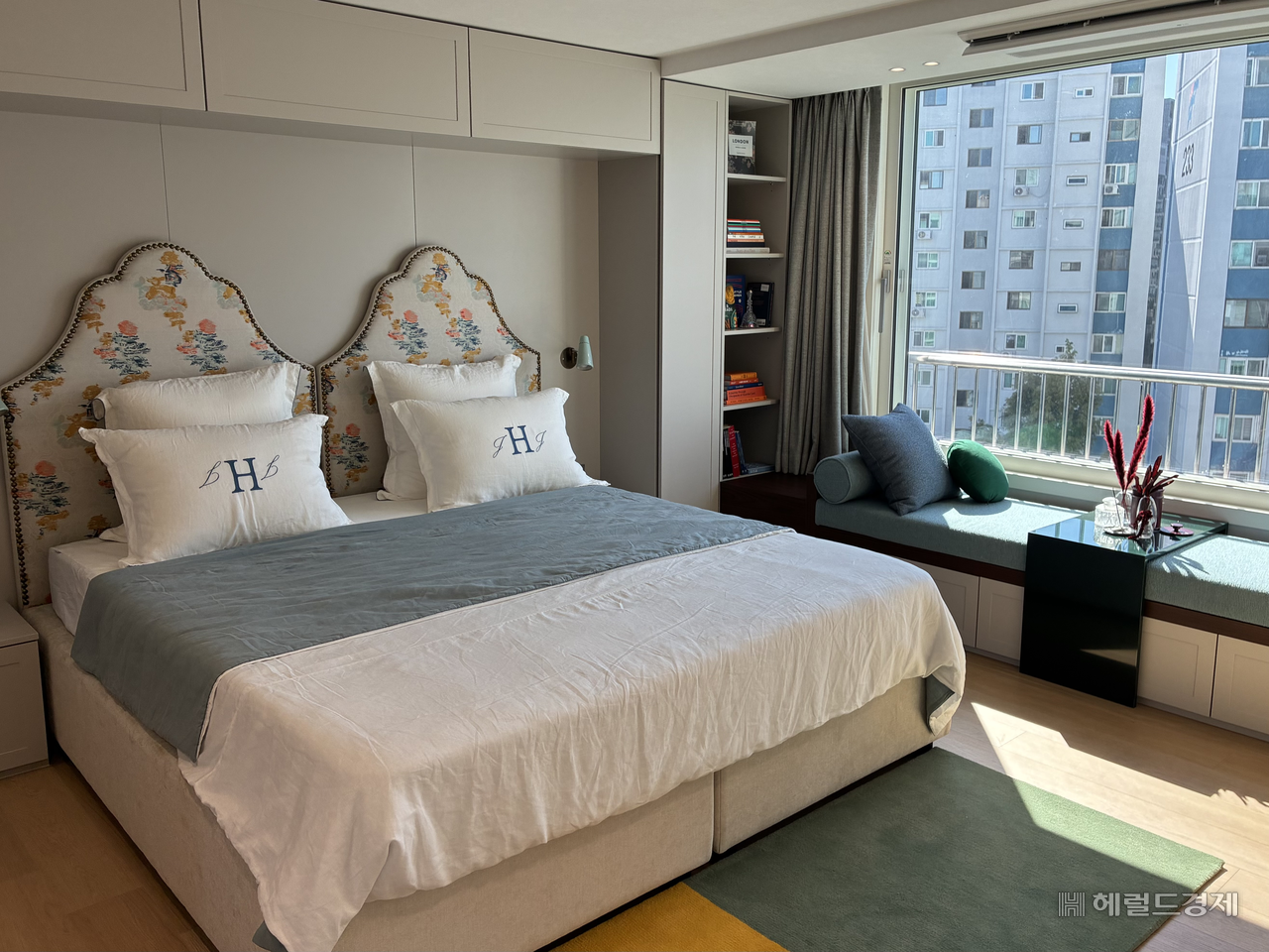 지난 4일 LX하우시스가 서울 송파구 올림픽훼밀리타운 리모델링 세대 안방에 조성한 침실 공간을 방문했다. 창가 데이베드용 탁상에는 인조대리석 ‘하이막스’가 사용됐다. 김서현 기자