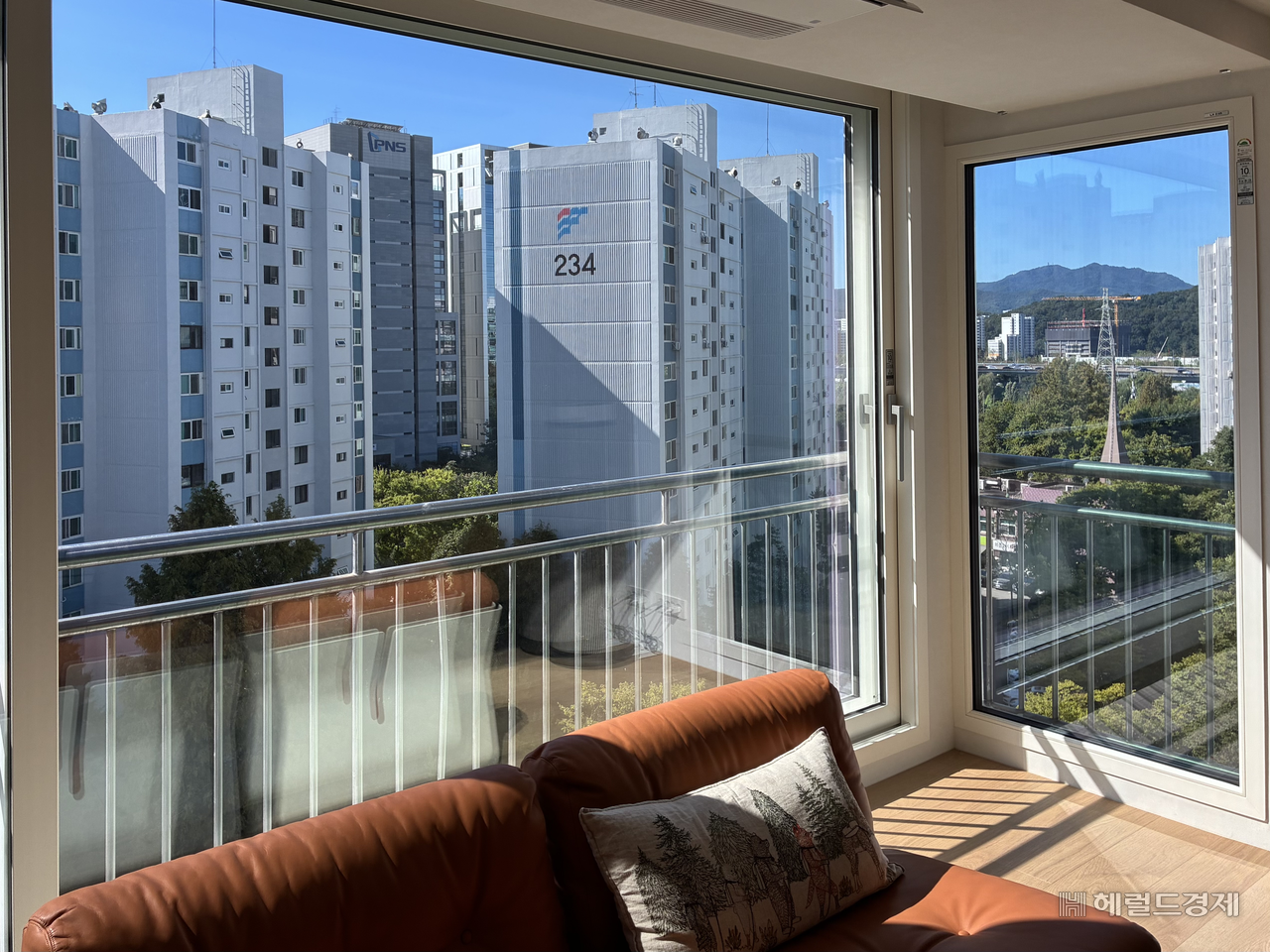 지난 4일 방문한 LX하우시스의 서울 송파구 올림픽훼밀리타운 리모델링 세대 거실에는 정면과 측면으로 시야가 트인 ‘뷰프레임’ 창호가 적용돼 있다. 김서현 기자