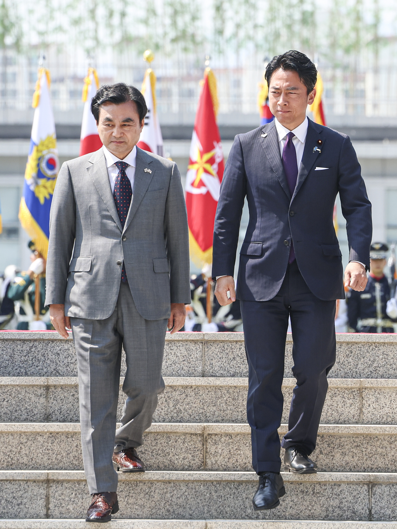 Defense Minister Ahn Gyu-back and Japanese Defense Minister Koizumi Shinjiro walk to their meeting after a ceremony marking the Korea-Japan defense ministers' talks at the Ministry of National Defense compound in Yongsan-gu, Seoul, on June 28. [Joint press corps]
