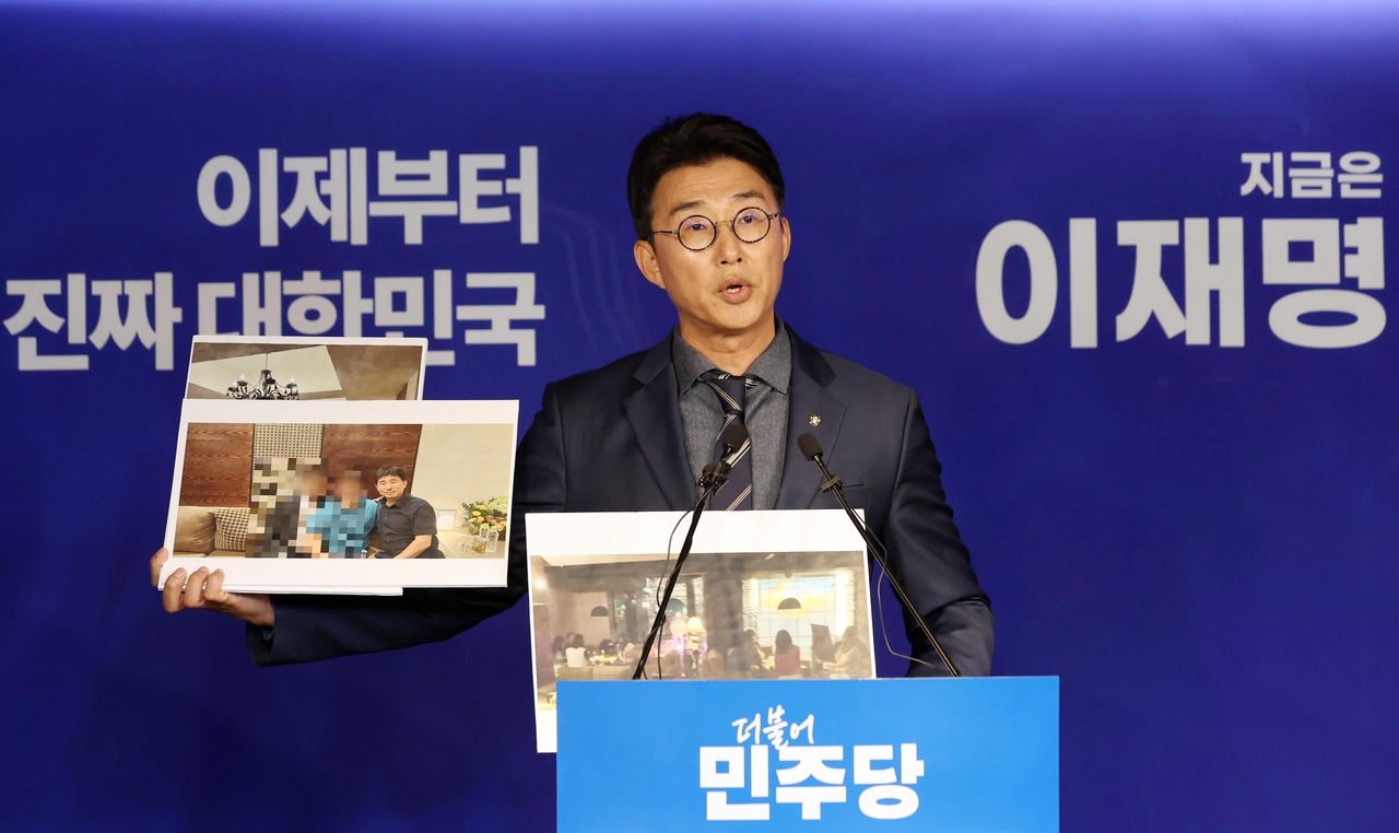 노종면 더불어민주당 선대위 대변인이 지난해 5월 19일 서울 여의도 민주당 당사에서 “윤석열 전 대통령의 내란 혐의 사건 재판장인 지귀연 서울중앙지법 부장판사(당시)가 유흥업소에서 접대받았다”라는 의혹을 제기하며 관련 사진을 공개하고 있다. 이상섭 기자